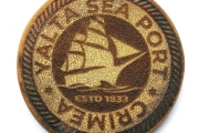 Yalta Sea Port. Сувенирная подставка из среза пальмы с гравировкой